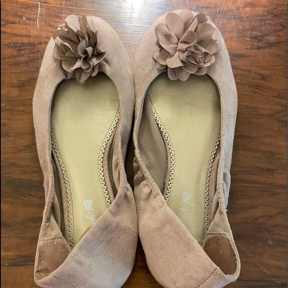 Tan wide width American eagle flats
